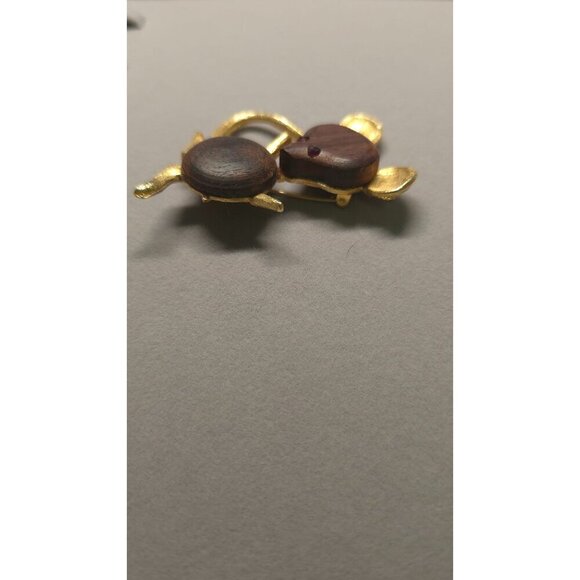Vintage 1960's Mouse Brooch Gold Tone Wood Accents Red Rhinestone Eyes Adorable - Picture 3 of 5